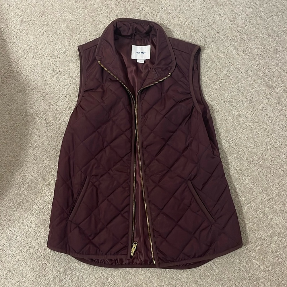 Old Navy lightweight Quilted Vest. Size Small. Burgundy Color.